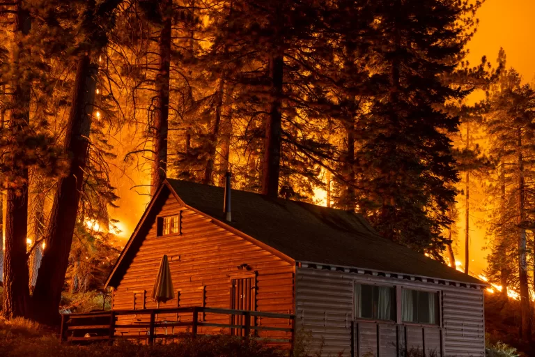 پیشگییری از آتش سوزی در خانه‌های چوبی، گرین ویلا، خانه چوبی سبز، خانه چوبی در حال سوختن