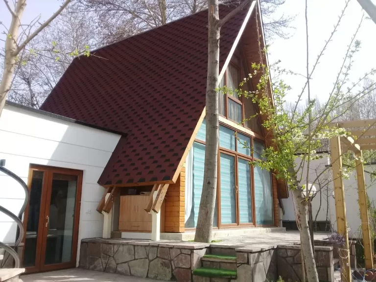 خانه چوبی پیش ساخته آفریم با شینگل زرشکی ، ویلای سوئیسی، خانه چوبی سبز، گرین ویلا