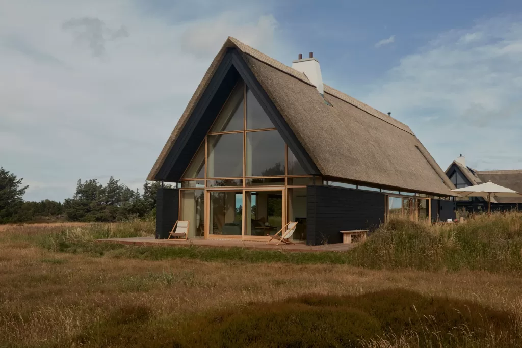 خانه‌ی ساحلی چوبی دانمارکی ویلای چوبی ساخته شده از چوب در کنار ساحل دانمارک